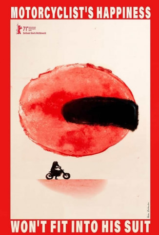 Al motociclista no le cabe la felicidad en el traje (2021)